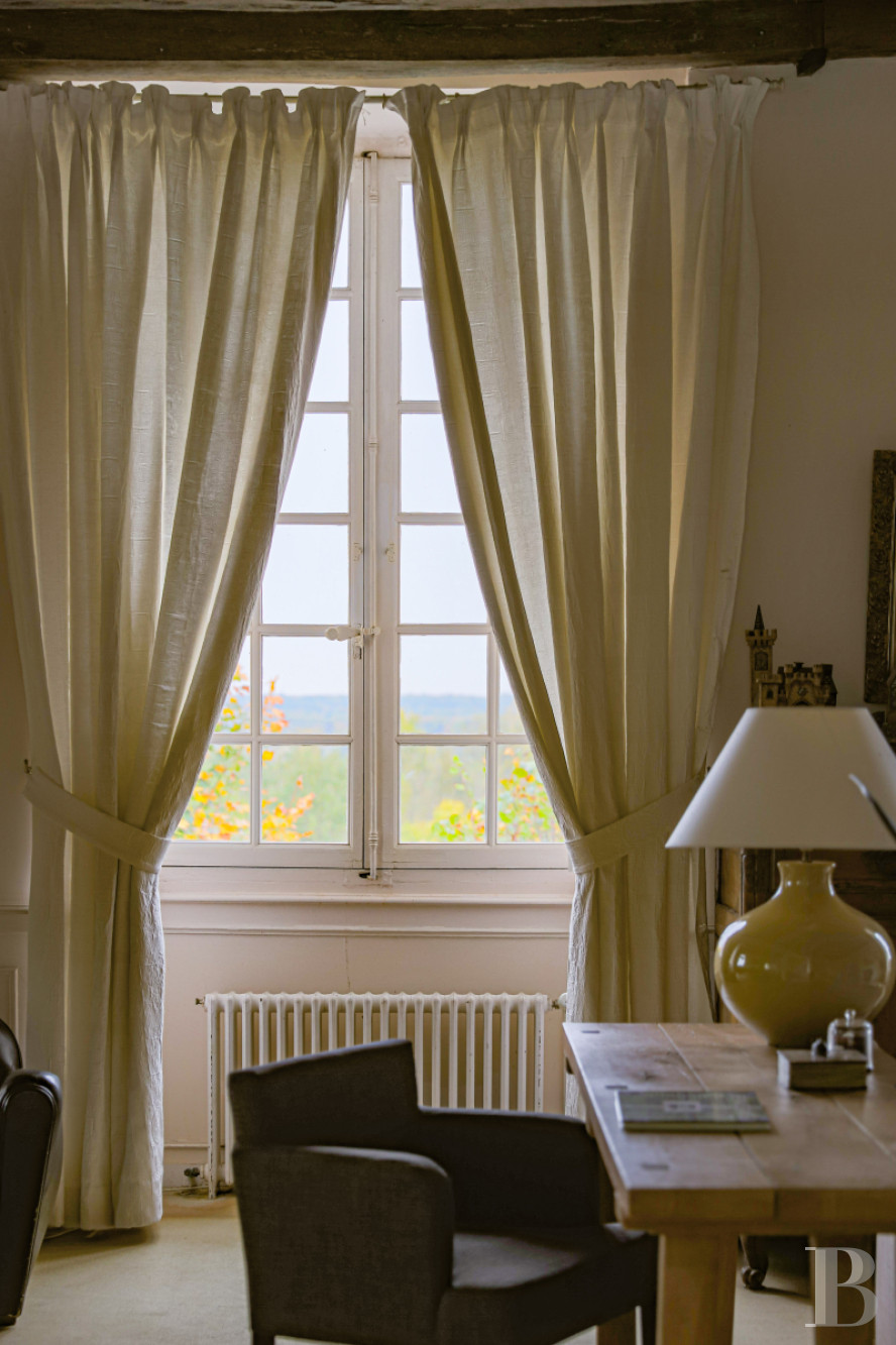 En Indre-et-Loire, sur les hauteurs d’un village, près d’Amboise, un château et son hameau en bordure de forêt - photo  n°9